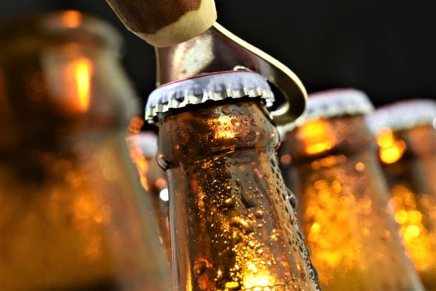 bouteilles de bière - bouteille de bière photos et images de collection