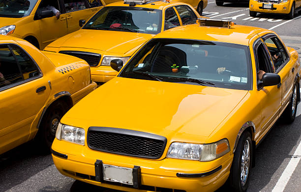 traffico di taxi giallo di new york city - yellow taxi foto e immagini stock