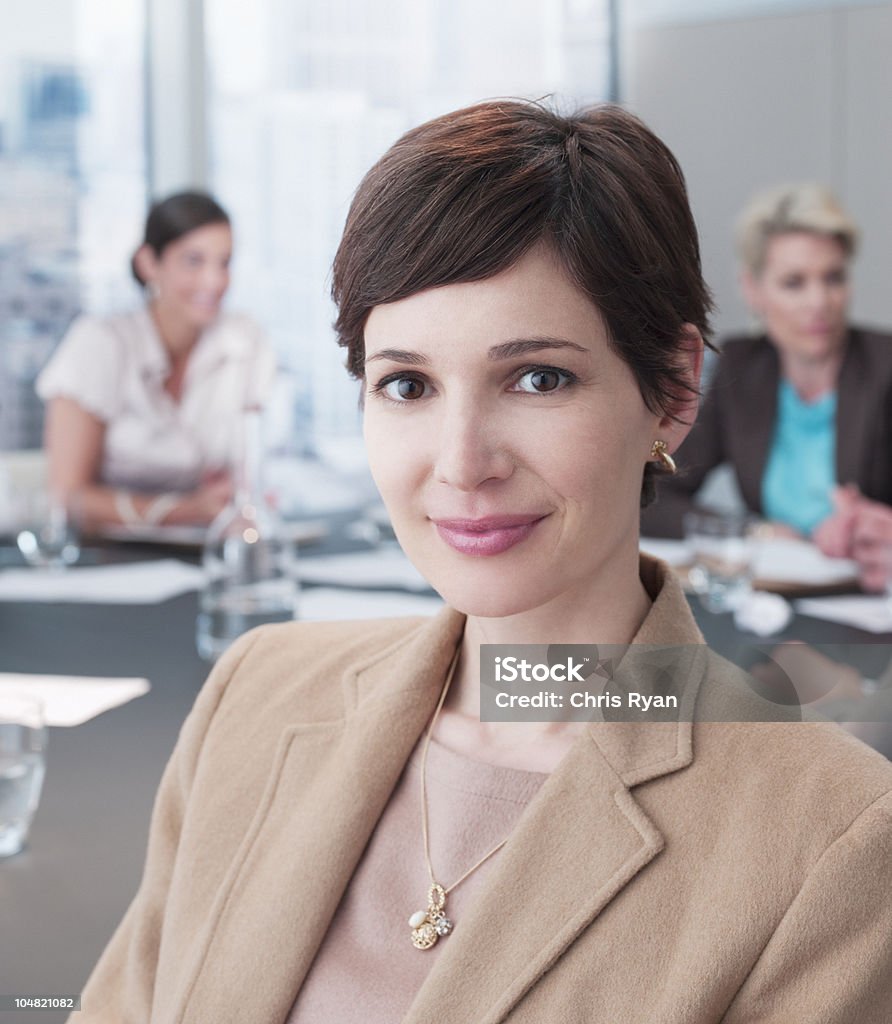 Souriant Femme d'affaires dans la salle de conférence - Photo de Avocat - Juriste libre de droits