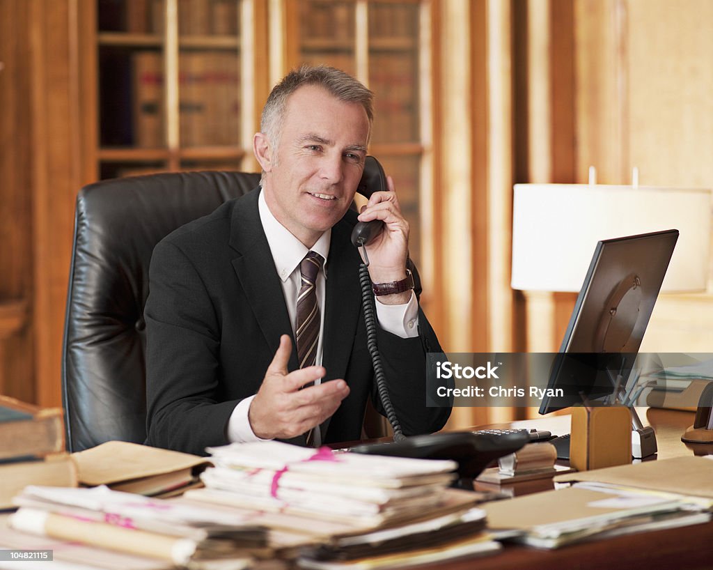 Anwalt spricht am Telefon und Gestikulieren im Büro - Lizenzfrei Anwalt Stock-Foto