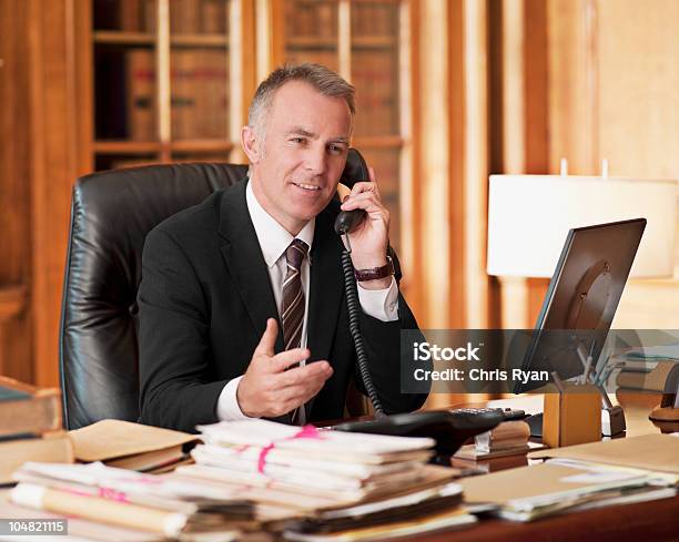 Anwalt Spricht Am Telefon Und Gestikulieren Im Büro Stockfoto und mehr Bilder von Anwalt