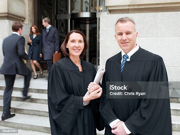 Lächelnd Jury Bademäntel Stehen Außerhalb Des Courthouse Stockfoto und mehr Bilder von Anwalt