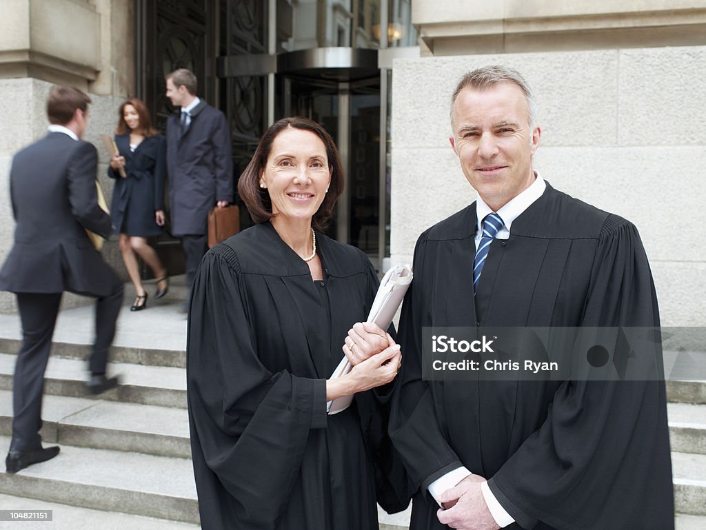 Sorrindo juízes em roupões em pé do lado de fora do courthouse - Foto de stock de Advogado royalty-free