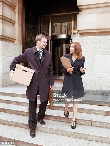 Avvocati Lasciando Courthouse Con I File E Scatola - Fotografie stock e altre immagini di Avvocato - Avvocato, Palazzo di giustizia, Sistema legale