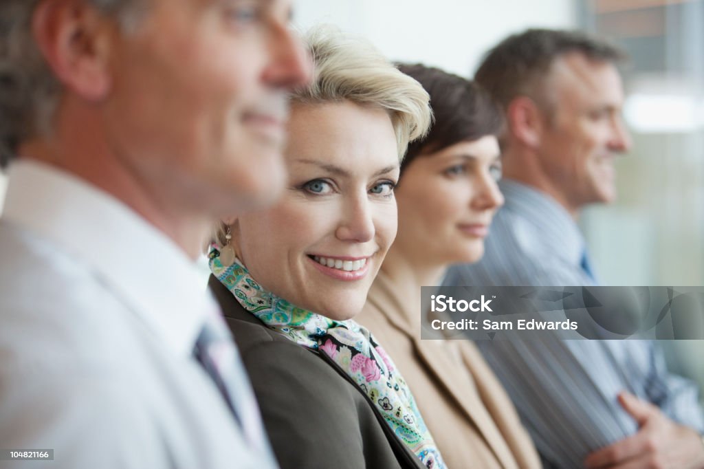 Sonriente mujer de negocios en una fila de las personas de negocios - Foto de stock de Abogado libre de derechos