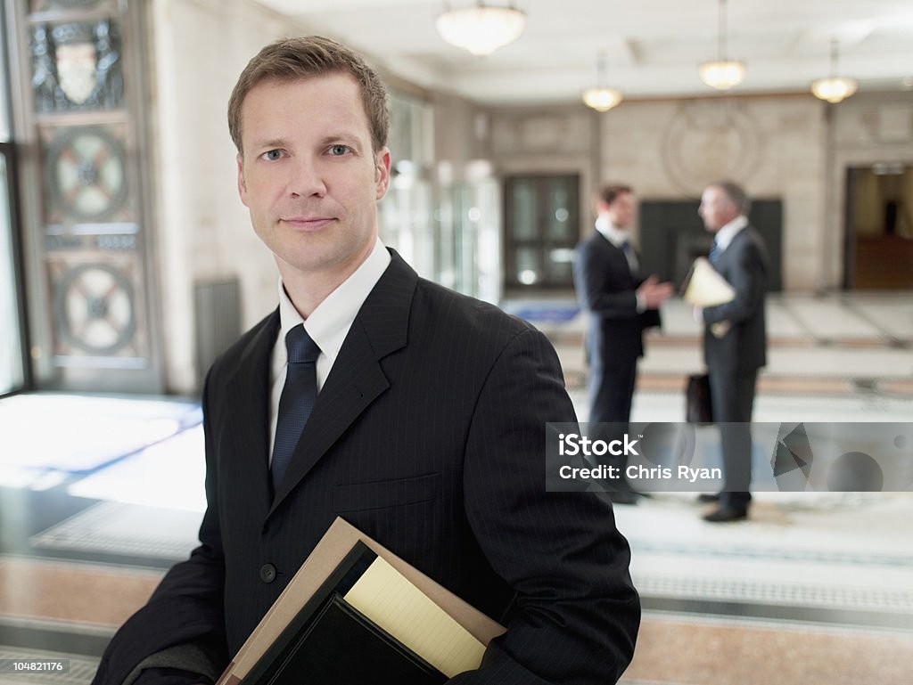 Uśmiech prawnik w lobby - Zbiór zdjęć royalty-free (30-34 lata)