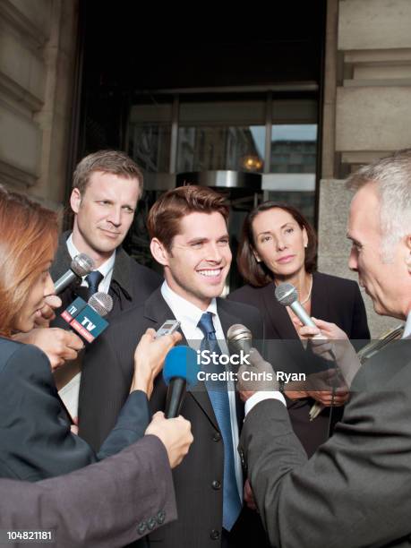 Notícias Repórteres Processo De Entrevista Sorridente Fora Courthouse - Fotografias de stock e mais imagens de Entrevista dos Meios de Comunicação Social