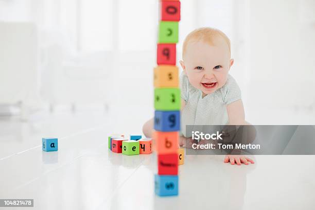 笑顔ベビー階にスタックド木製ブロック - 赤ちゃんのストックフォトや画像を多数ご用意 - 赤ちゃん, 生後6ヶ月から11ヶ月, 遊び心
