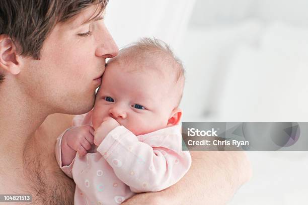 Vater Küssen Baby Stockfoto und mehr Bilder von 30-34 Jahre - 30-34 Jahre, Alleinerzieher, Anfang
