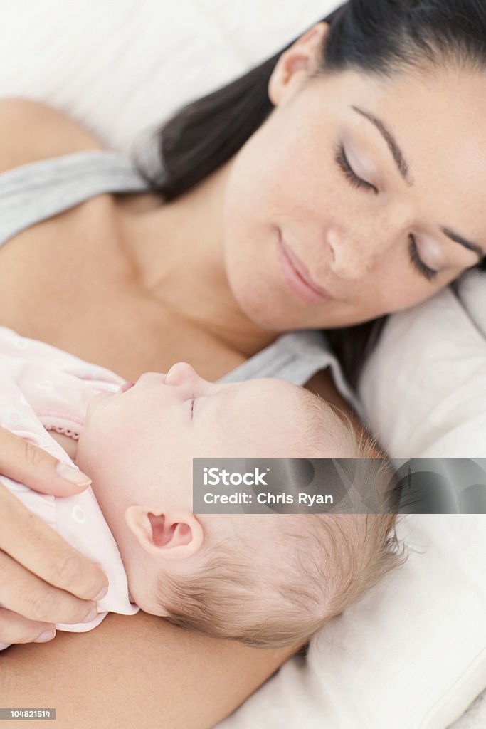 Madre e figlio di dormire - Foto stock royalty-free di 0-1 Mese