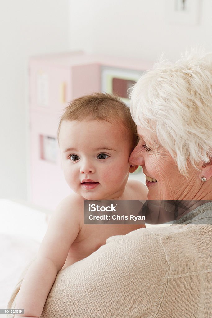 Souriant de Grand-mère tenant bébé - Photo de Bébé libre de droits