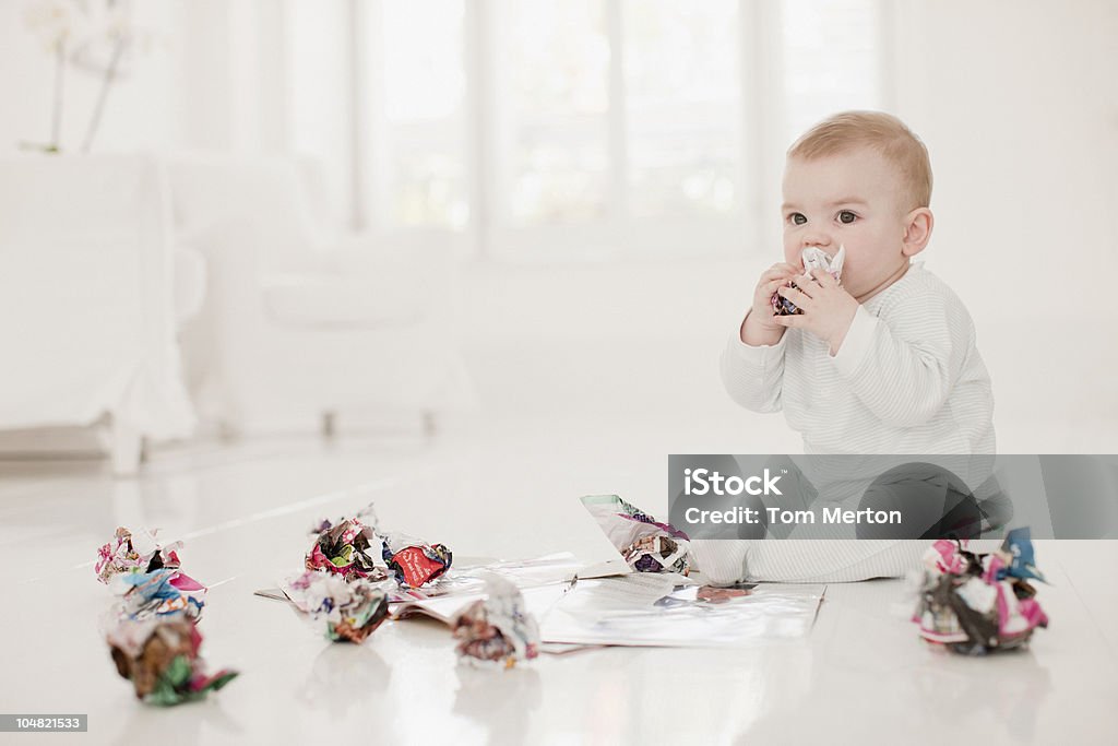 Bébé sur le sol avec Papier froissé - Photo de Bébé libre de droits