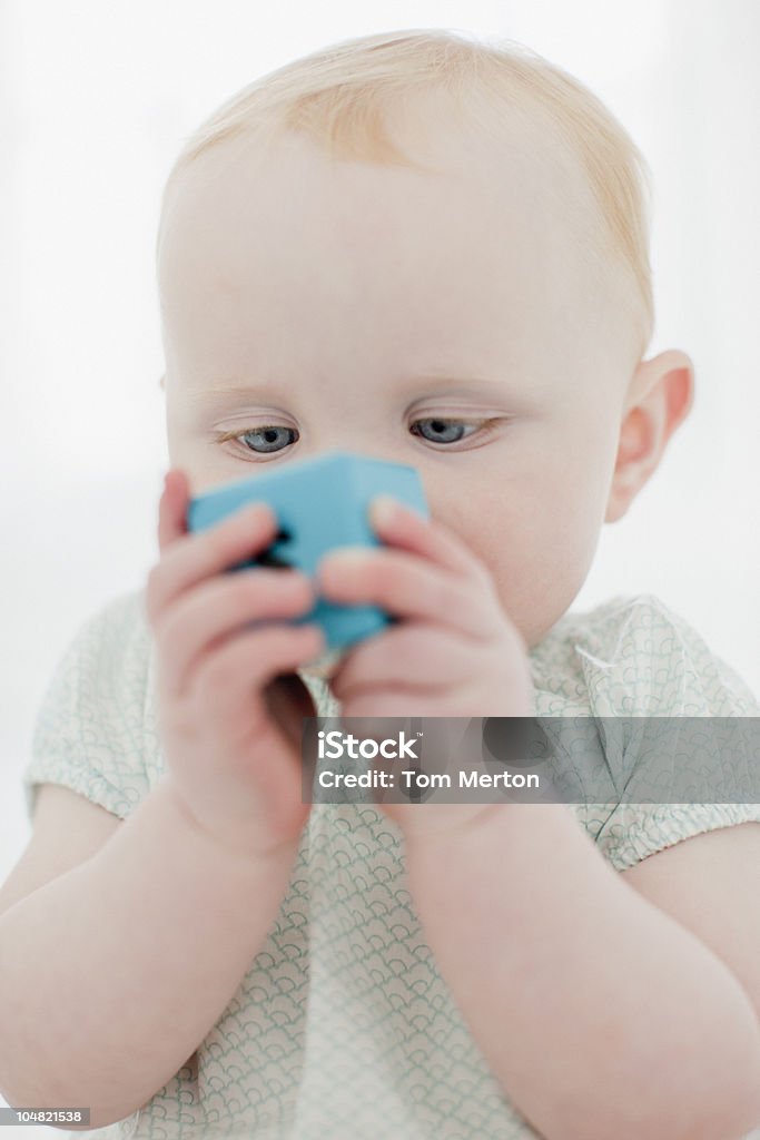 Primer plano de bebé morder Bloque de madera - Foto de stock de 6-11 meses libre de derechos