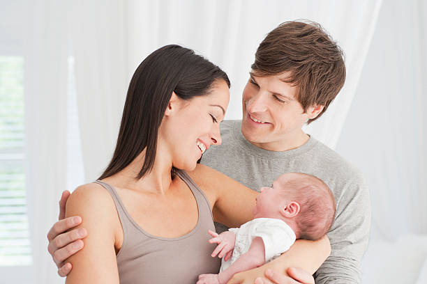 미소 부모 쥠 아기 - baby two parent family newborn family 뉴스 사진 이미지