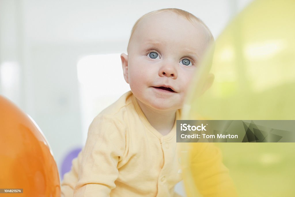 Curieux bébé avec ballons - Photo de 6-11 mois libre de droits
