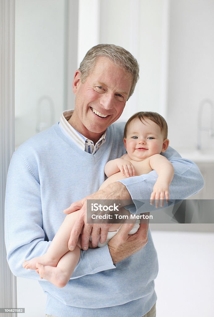 Avô segurando o bebê sorridente - Foto de stock de 6-11 meses royalty-free