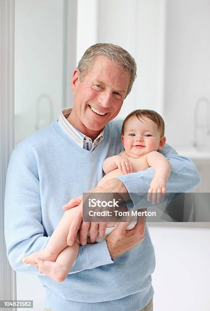 Foto de Avô Segurando O Bebê Sorridente e mais fotos de stock de 6-11 meses - 6-11 meses, 60-64 anos, Abraçar