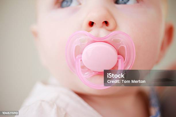 Primo Piano Del Bambino Con Ciuccio Rosa - Fotografie stock e altre immagini di Ciuccio - Ciuccio, Bebé, Soltanto neonati