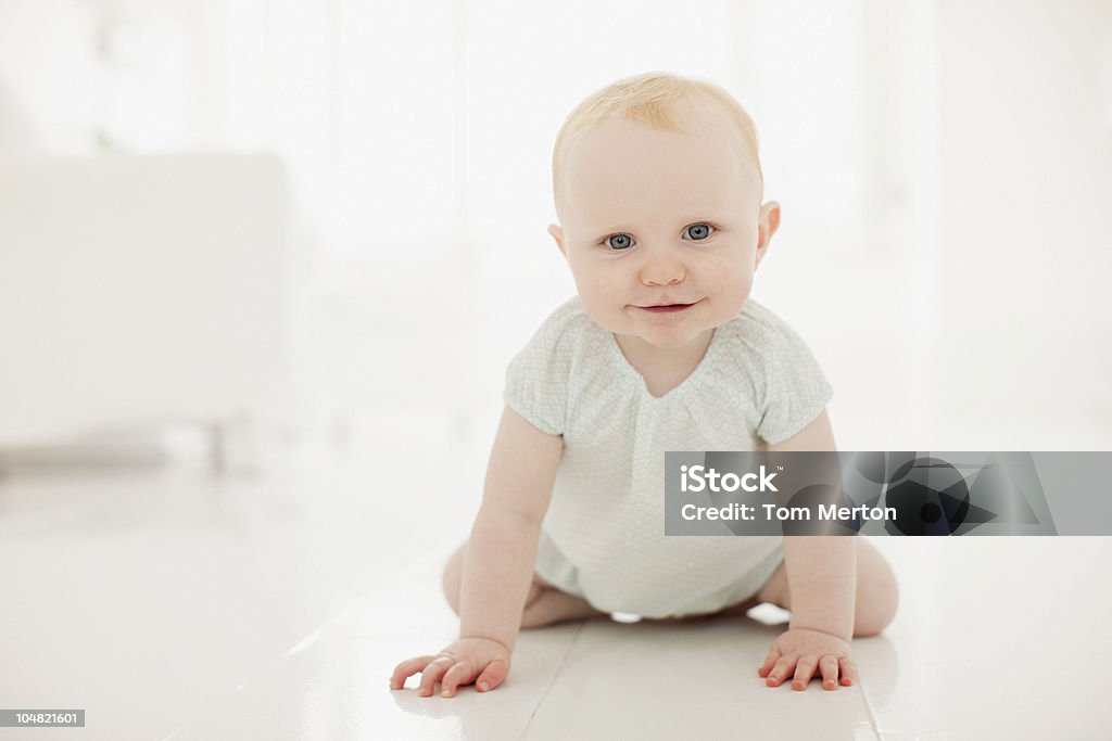 Sorridente bambino su piano - Foto stock royalty-free di 6-11 Mesi