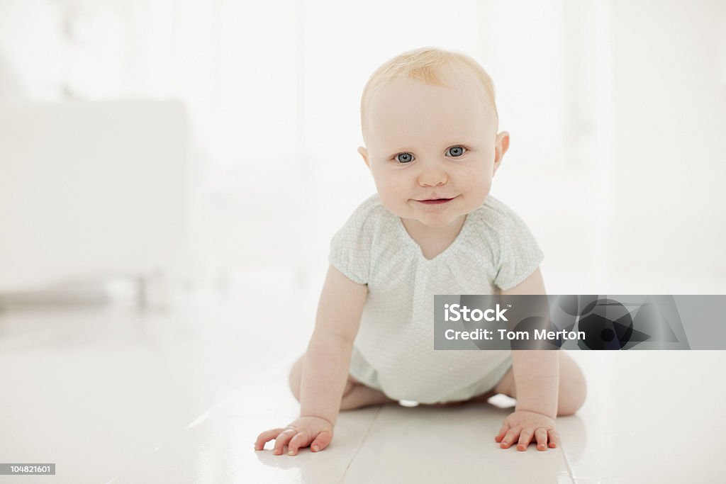 Uśmiech dziecka na podłodze - Zbiór zdjęć royalty-free (6 - 11 miesięcy)