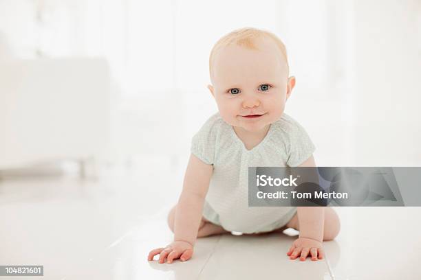Uśmiech Dziecka Na Podłodze - zdjęcia stockowe i więcej obrazów 6 - 11 miesięcy - 6 - 11 miesięcy, Ciekawość, Codzienne ubranie