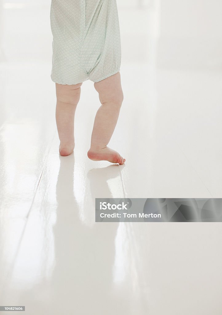 Parents aider bébé à pied - Photo de Bébé libre de droits