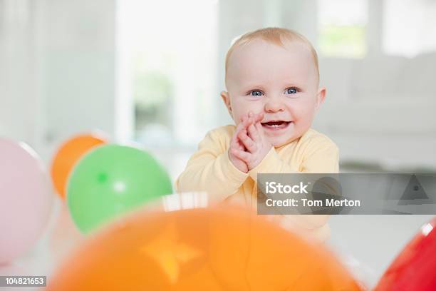 Sorridenti Bambini Con Palloncini - Fotografie stock e altre immagini di Bebé - Bebé, Battere le mani - Esprimere a gesti, Party