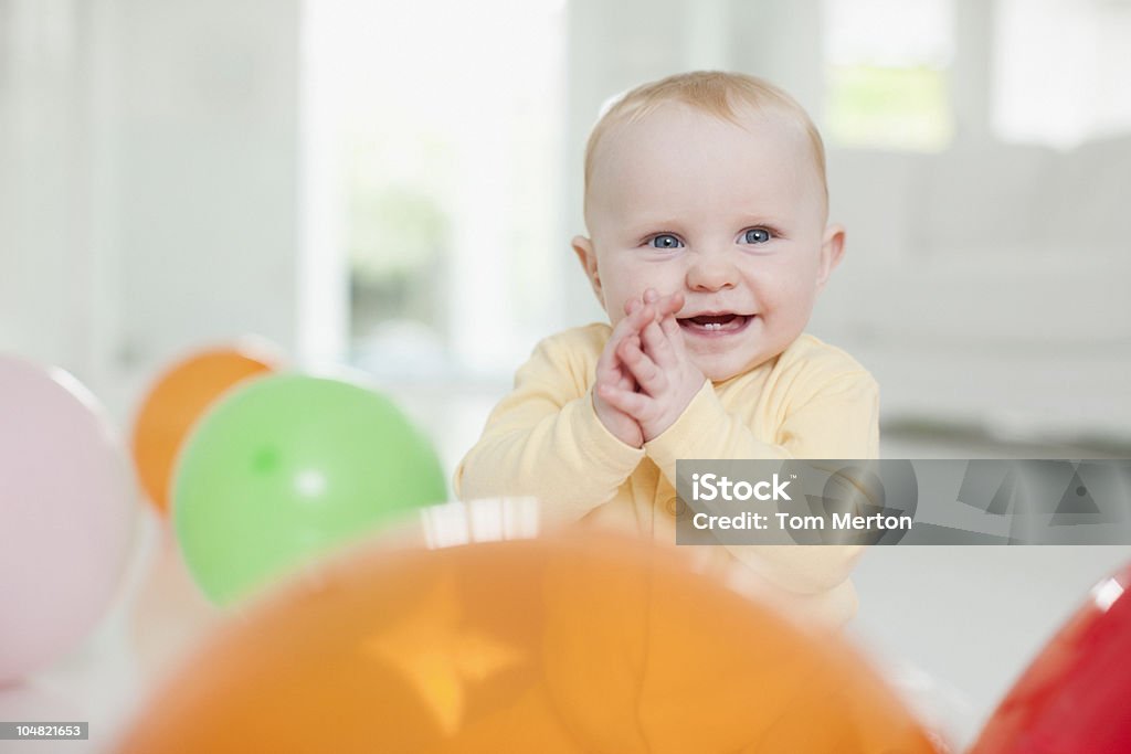 Sorrindo bebê com balões - Foto de stock de Bebê royalty-free