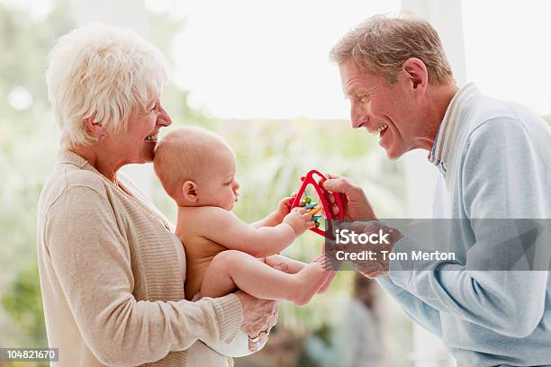 Foto de Avós Segurando O Bebê Com Brinquedos e mais fotos de stock de Avó - Avó, Bebê, 6-11 meses