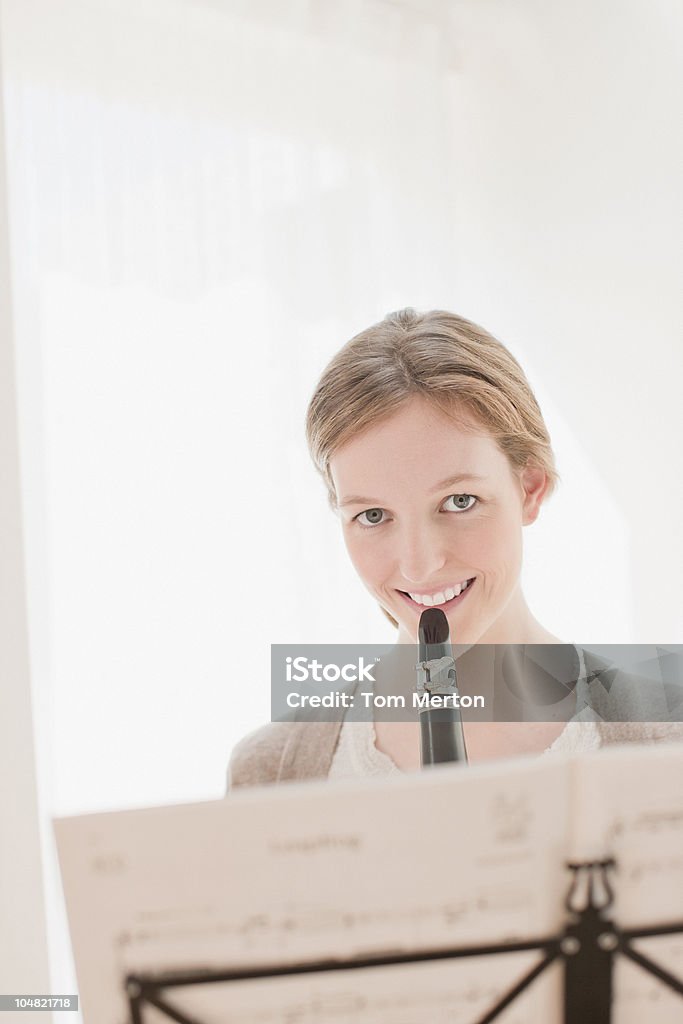 Mulher sorridente com Clarinete - Foto de stock de 20-24 Anos royalty-free