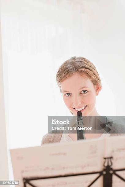 Foto de Mulher Sorridente Com Clarinete e mais fotos de stock de 20-24 Anos - 20-24 Anos, Adulto, Arte, Cultura e Espetáculo