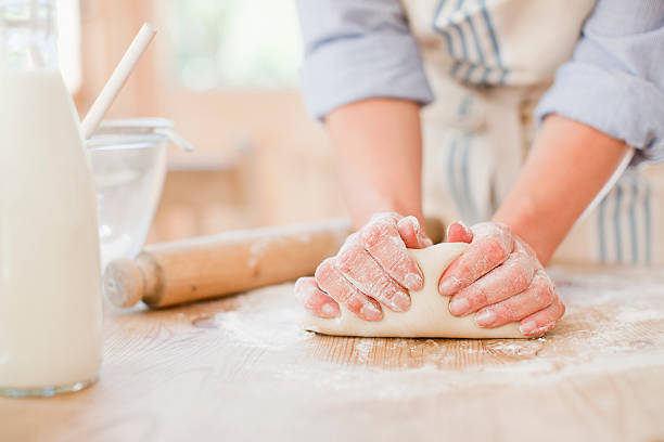 여자 반죽 생지 있는 키친 카운터 - dough kneading human hand bread 뉴스 사진 이미지