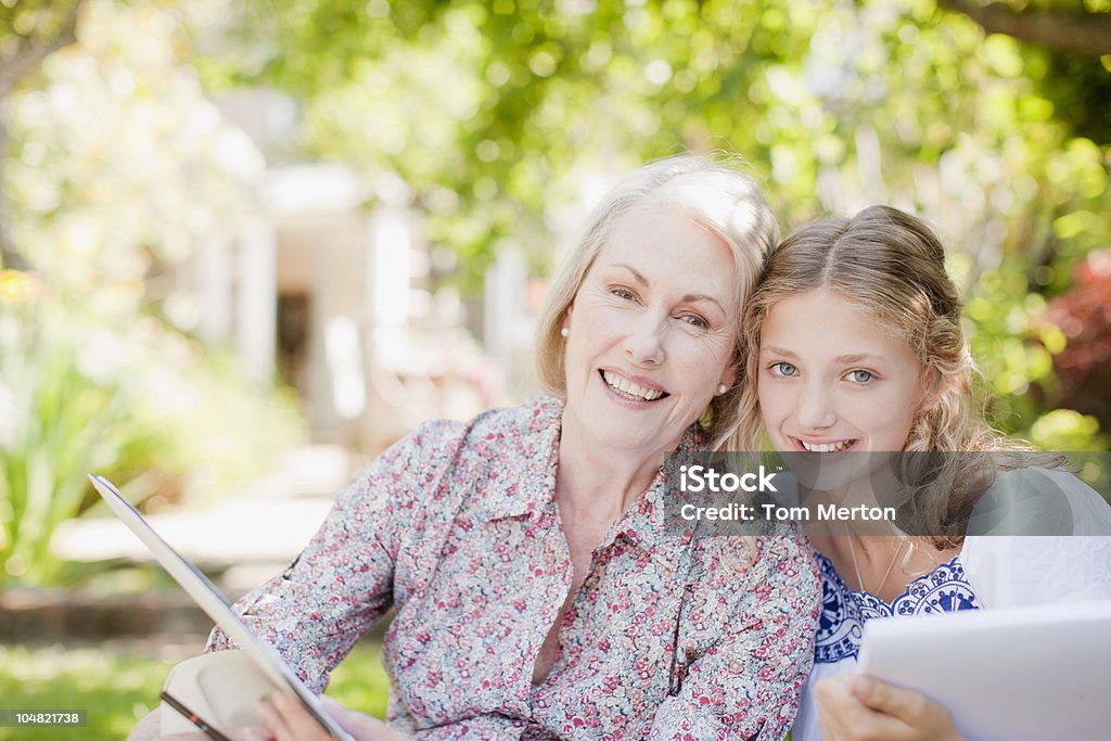 Souriant de Grand-mère et petite-fille tenant bloc-notes - Photo de Londres libre de droits