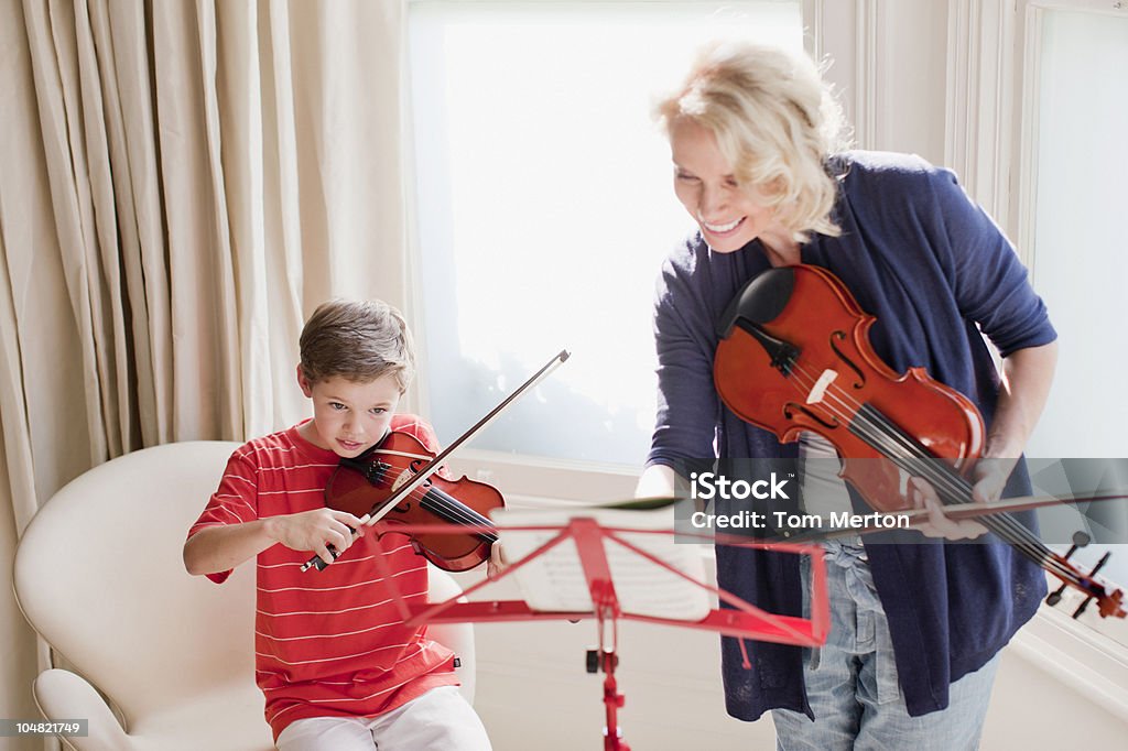 Женщина и мальчик играет на скрипке - Стоковые фото Музыка роялти-фри
