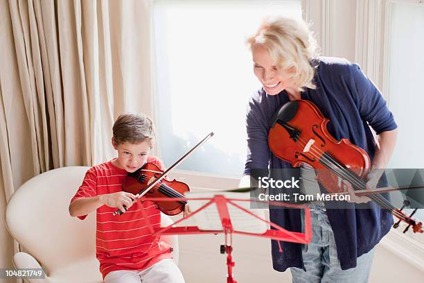 Женщина И Мальчик Играет На Скрипке — стоковые фотографии и другие картинки Музыка - Музыка, Классная комната, Ребёнок