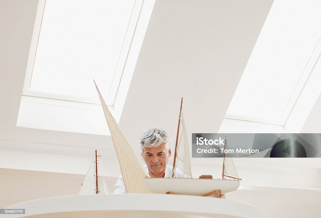 Homme de l'assemblage de modèles voilier - Photo de Modèle réduit libre de droits