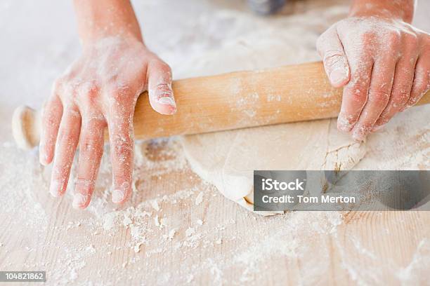 Foto de Closeup Da Mulher Rolando Massa Com O Rolo De Pastel e mais fotos de stock de Massa