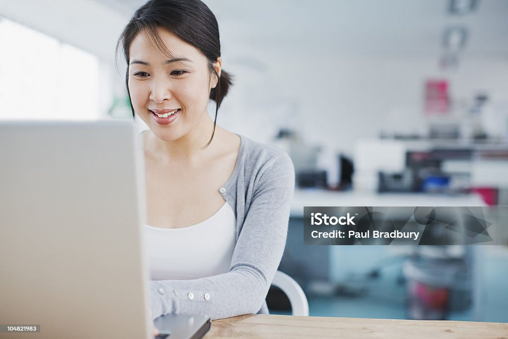 Sorridente Mulher de Negócios, trabalhando no laptop no escritório - Royalty-free Usar Portátil Foto de stock