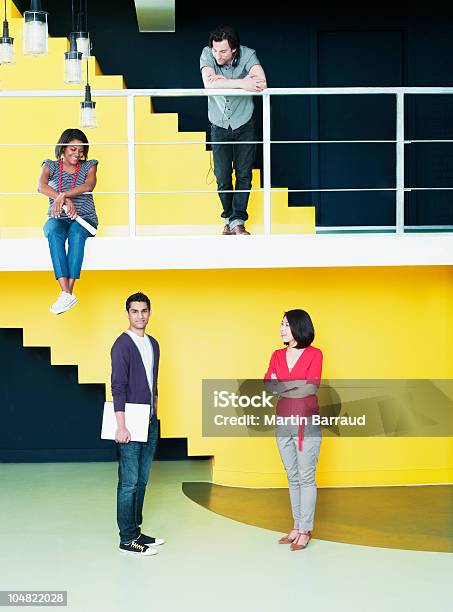 Pessoas De Negócios No Escritório Vazio - Fotografias de stock e mais imagens de Escritório - Escritório, Moderno, Ocupação