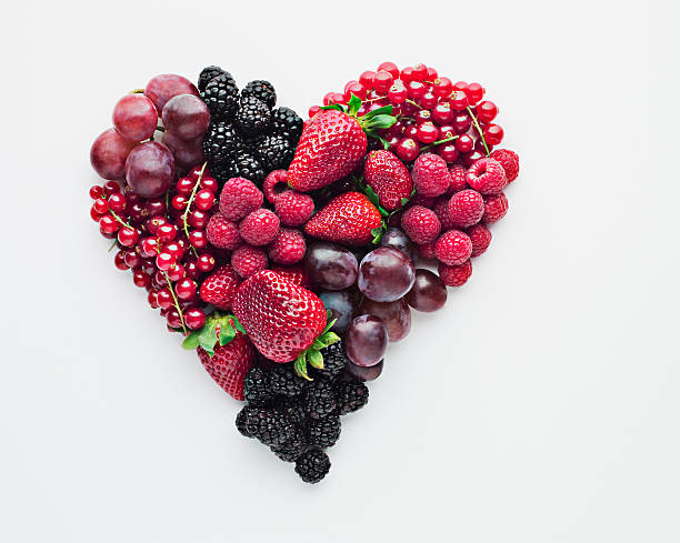 formación de forma de corazón frutas - valentines day food photography indoors fotografías e imágenes de stock