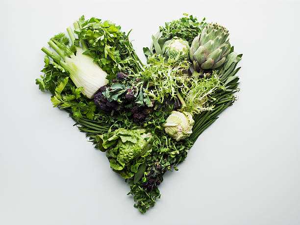 verdura verde formando a forma di cuore - artichoke food vegetable freshness foto e immagini stock