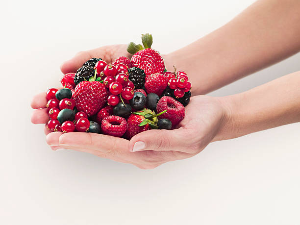donna con frutti di bosco - red berries foto e immagini stock