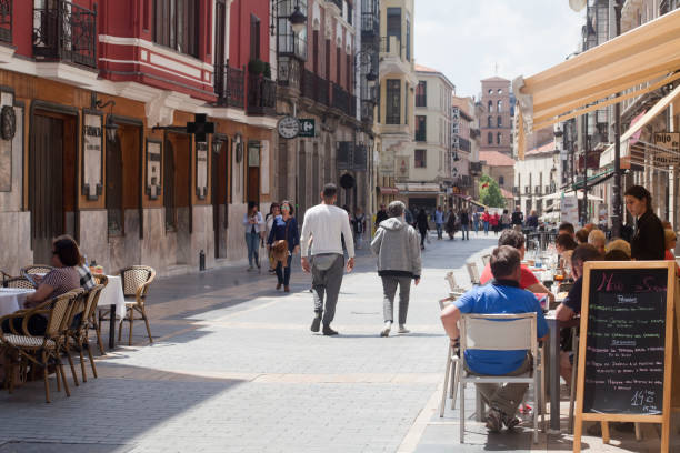 вид на улицу в леоне, "calle ancha", кафе на тротуаре. - castile and leon стоковые фото и изображения