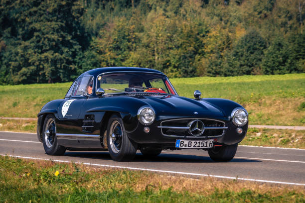 carro de oldtimer 1955 mercedes-benz 300 sl - 1955 - fotografias e filmes do acervo