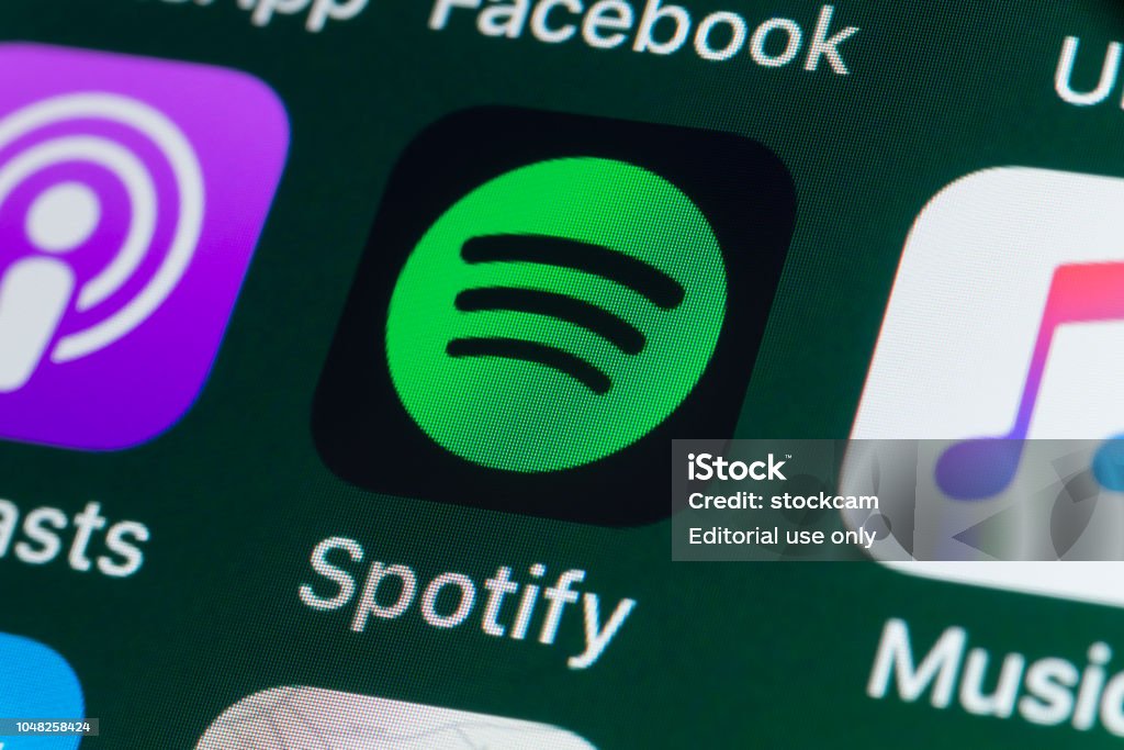 在 iPhone 螢幕上的 Spotify, 播客, 音樂和其他應用 - 免版稅聲田圖庫照片 在 iPhone 螢幕上的 Spotify, 播客, 音樂和其他應用 - 免版稅聲田圖庫照片