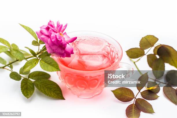 Teh Rosa Close Up Es Teh Mawar Atau Es Teh Rosa Dalam Cangkir Transparan ...