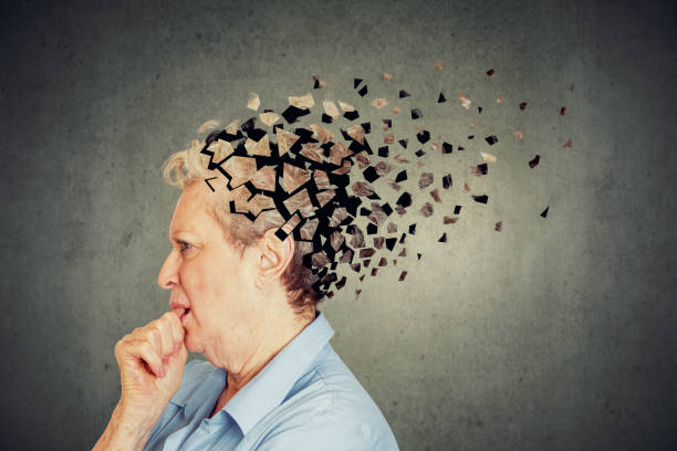 la donna anziana perde parti della testa sentendosi confusa come simbolo di diminuzione della funzione mentale. - senior adult depression dementia alzheimers disease foto e immagini stock