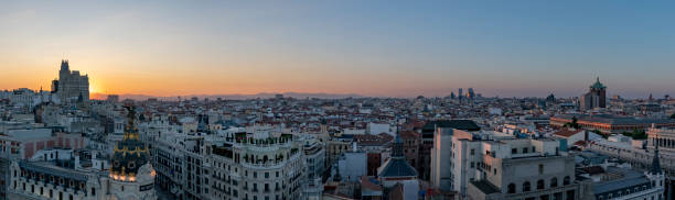 panoramica de madrid desde circulo de bellas artes metropolis - metropolis building fotografías e imágenes de stock