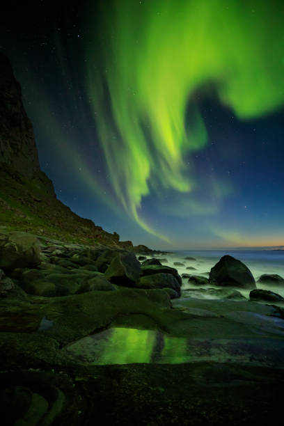 Aurora Borealis spiegelt sich in einem Rock Pool, Utakleiv beach – Foto