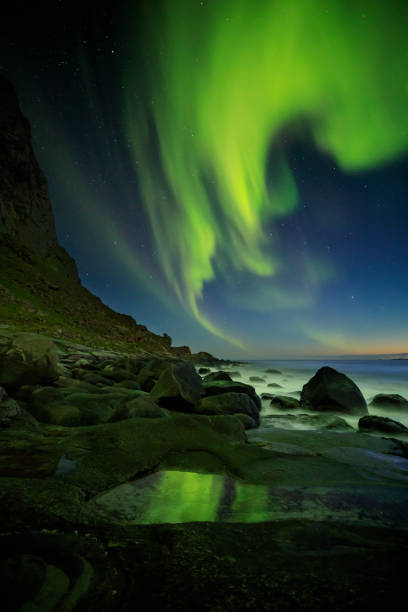 オーロラは、岩のプール、utakleiv のビーチに反映 - aurora borealis aurora polaris lapland finland ストックフォトと画像